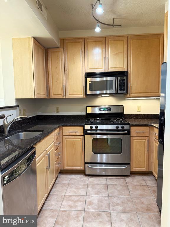 Building Photo - 11760 Sunrise Valley Dr