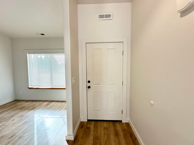 Building Photo - Charming 3 Bedroom Home