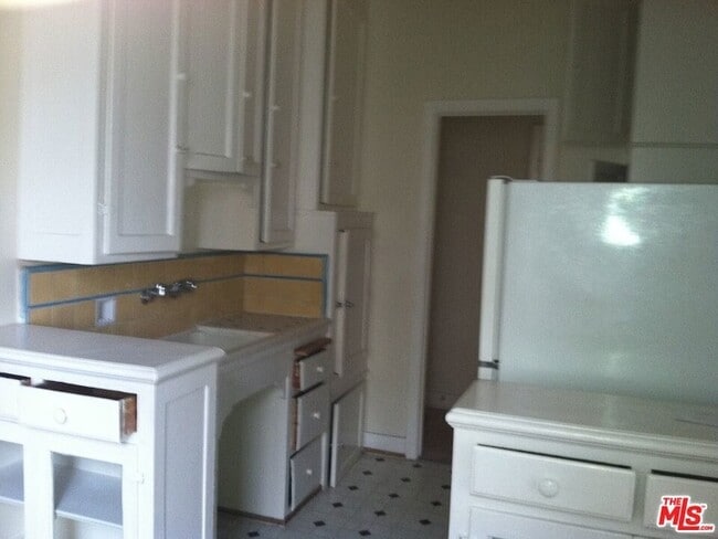 Building Photo - 630 S Kenmore Ave