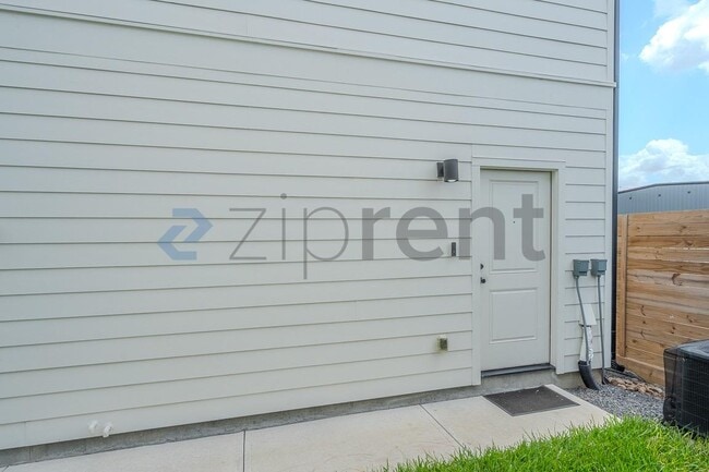Building Photo - Unit A