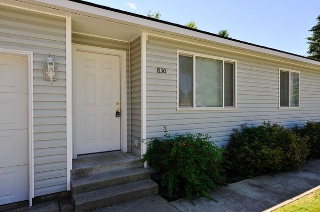 Building Photo - 3 bed 2 bath rancher with master en-suite ...