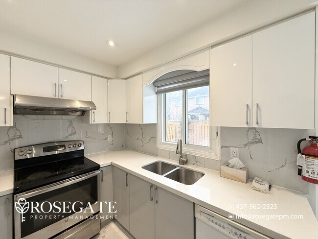 Photo du bâtiment - Spacious 4-Bedroom Detached Home with Garage & 3 Parking in Brampton