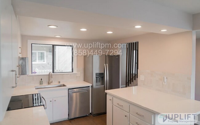 Foto del edificio - Spacious Townhome Just Minutes from the Be...