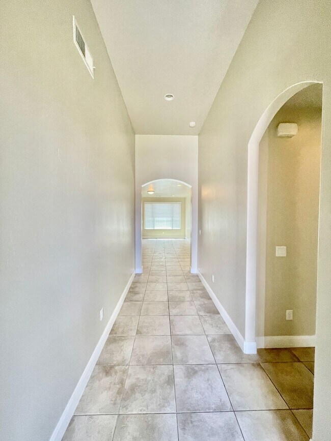 Building Photo - 1620 1450 S