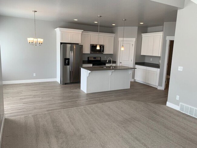 Building Photo - Beautiful Townhome in Great Location!