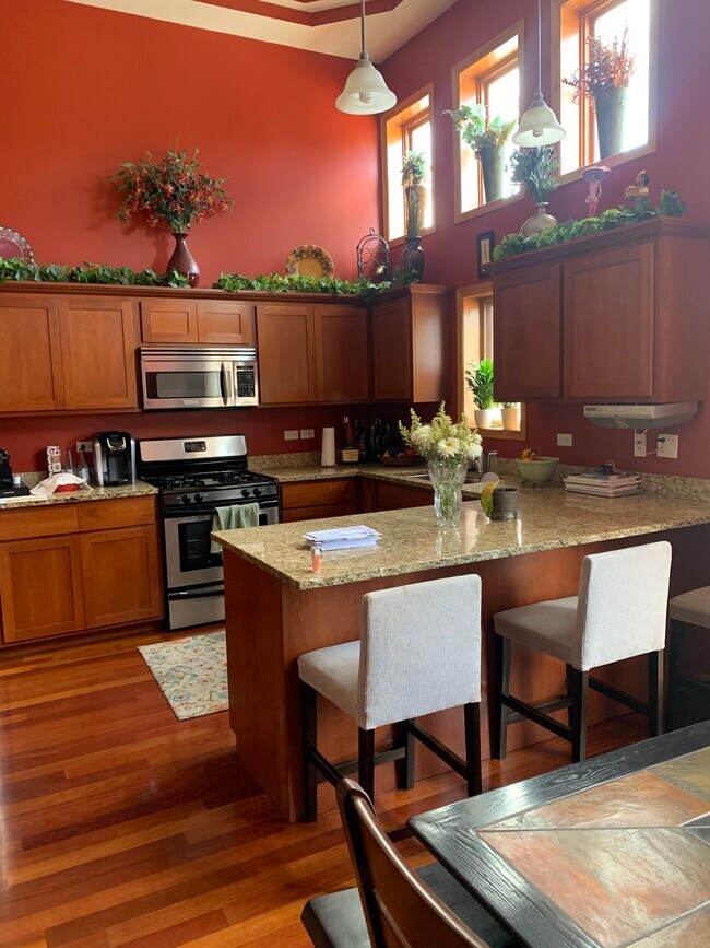 Cocina con isla - 6450 S Oak Park Ave