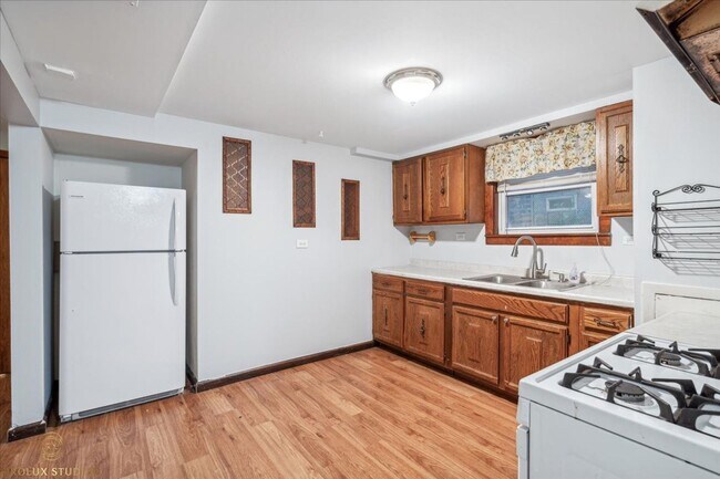 Building Photo - 5645 W 63rd Pl