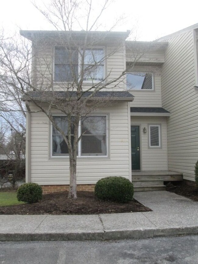 Building Photo - 611 Green St