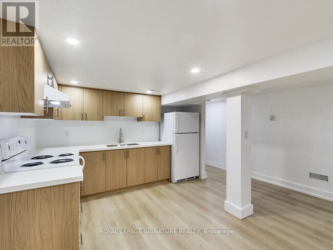 Photo du bâtiment - 896 Bathurst St