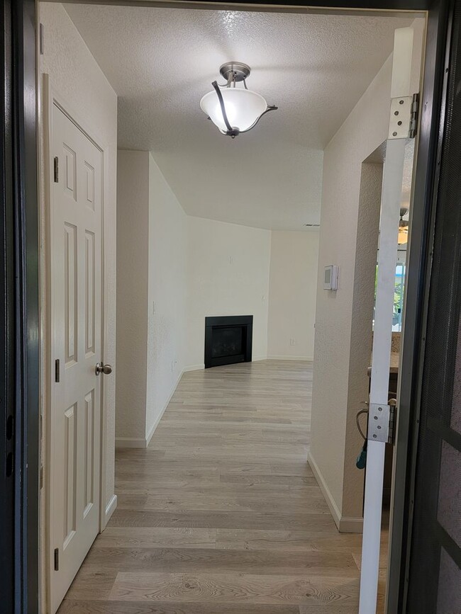 Building Photo - Beautiful 3 Bedroom 2 Bathroom Home in SW Visalia!