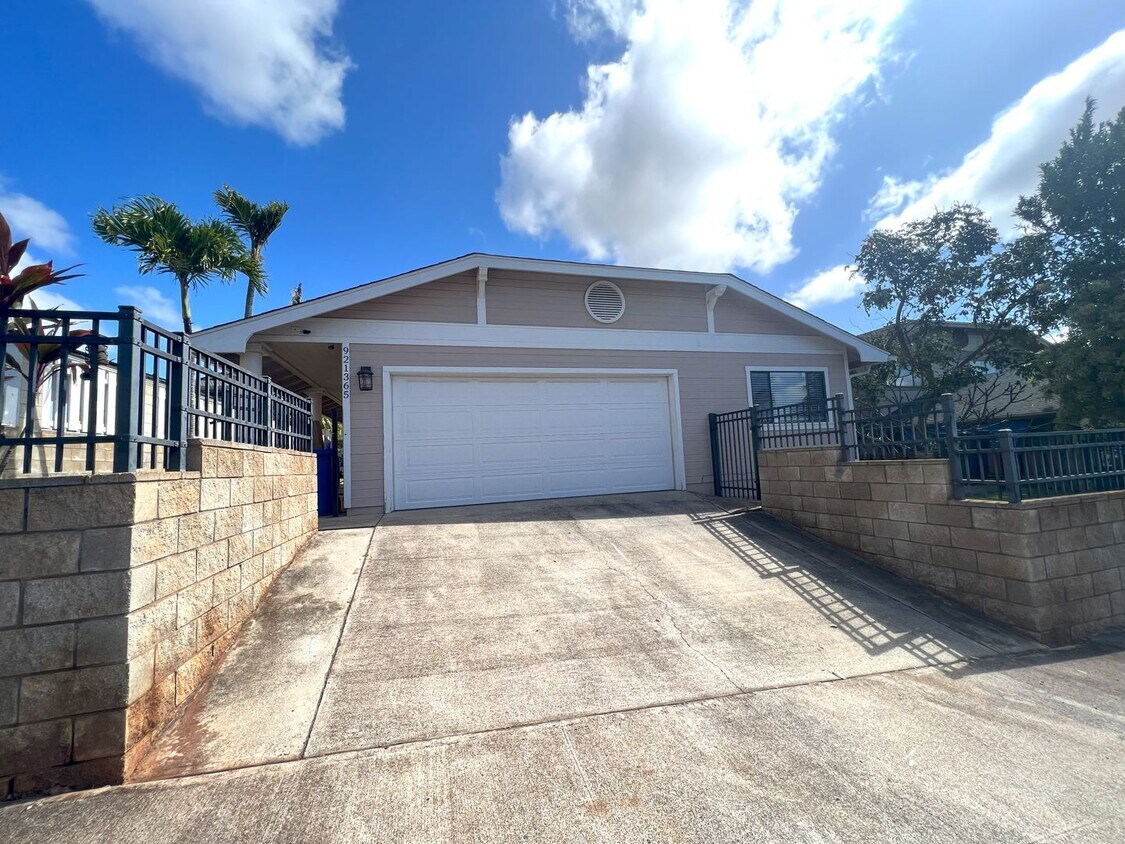 Single Level Home in Makakilo with 2 car House Rental in Kapolei
