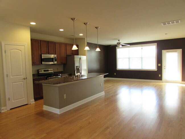 Building Photo - Luxury 2 Bed/ 2 Bath Townhome in Legacy Vi...