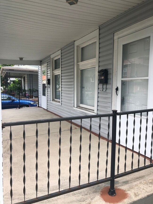 Building Photo - Spacious 2 Bedroom Half Double