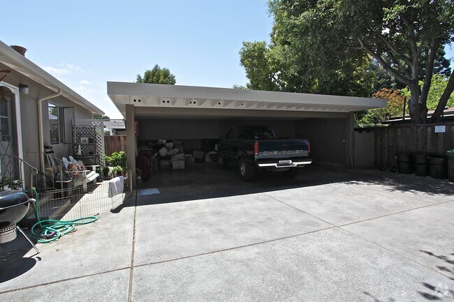 Building Photo - 700 Live Oak Ave