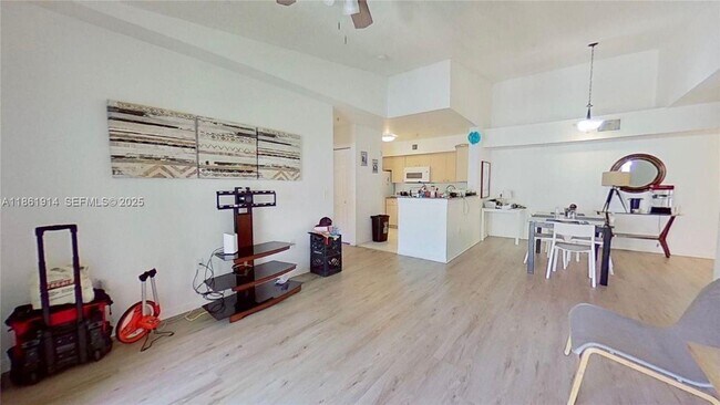 Foto del edificio - 2451 Centergate Dr