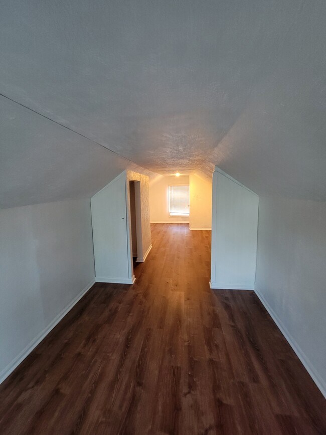 Building Photo - 4015 Valley View Dr