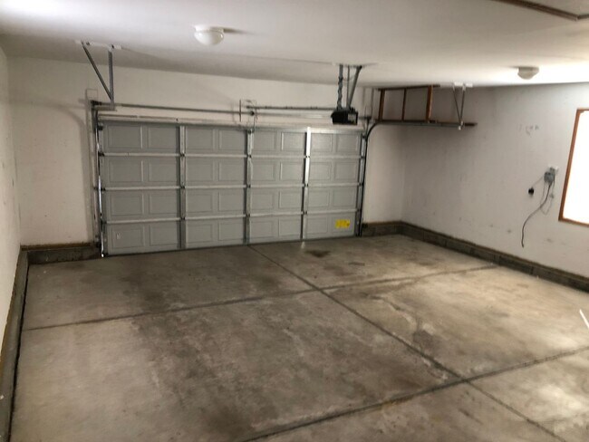 Foto del edificio - Rancher 3 Bed 2 Bath 2 Car Garage Oversized