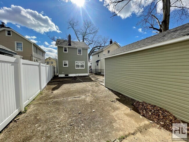 Building Photo - Single-Family 3 Bed 2 Bath HOUSE | 114th D...