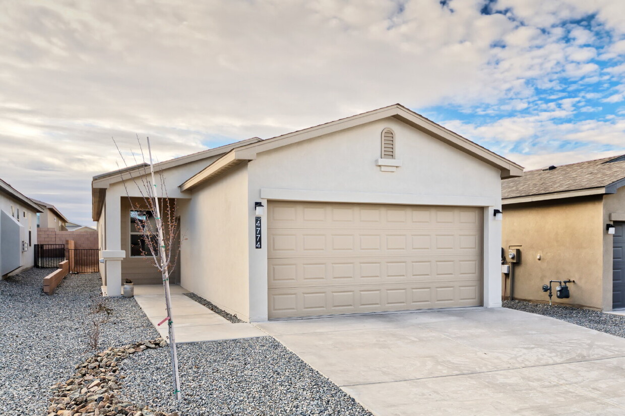 Foto principal - Almost new home in Mountain Hawk area of N...