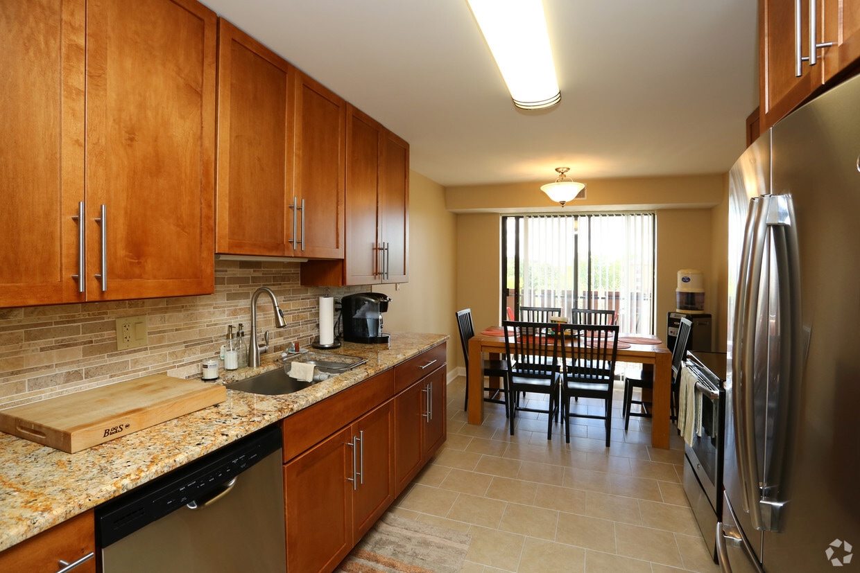Americana Apartments - 1755 Lake Cook Rd Highland Park, IL