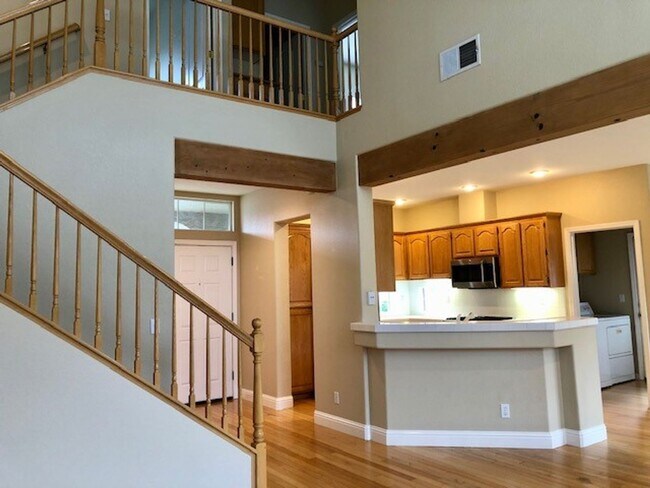 Foto del edificio - Gorgeous 2-Story 3 Bedroom, 2.5 Bath Home with 2 Car Garage Located in Folsom is Available NOW!