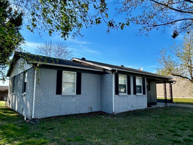 Building Photo - 825 David Ln