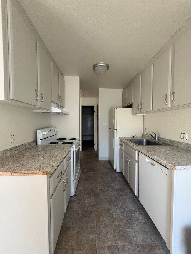 Foto del edificio - One Bedroom at Carson Park Condominiums
