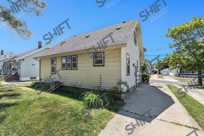 Building Photo - 933 Beechwood St NE