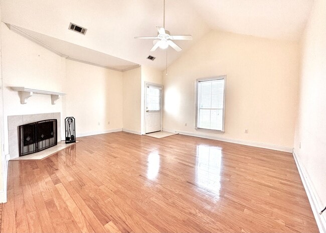 Building Photo - Charming 2 Bed, 2 Bath Home in Myrtle Grov...
