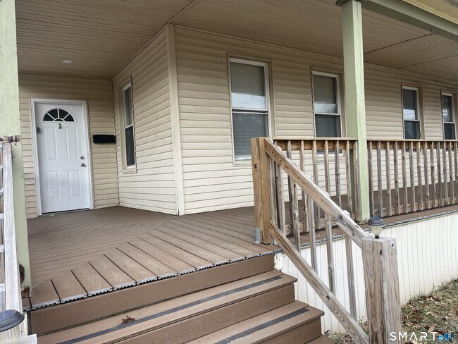 Foto del edificio - 692 Enfield St