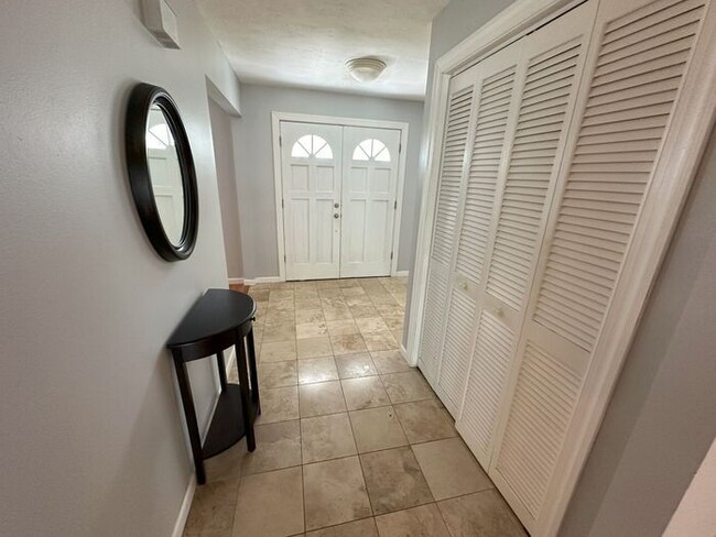 Building Photo - 4 bed 3 bath lake Front Pool Home