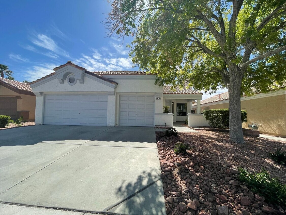 Foto principal - Charming Single-Story Home with 3-Car Gara...