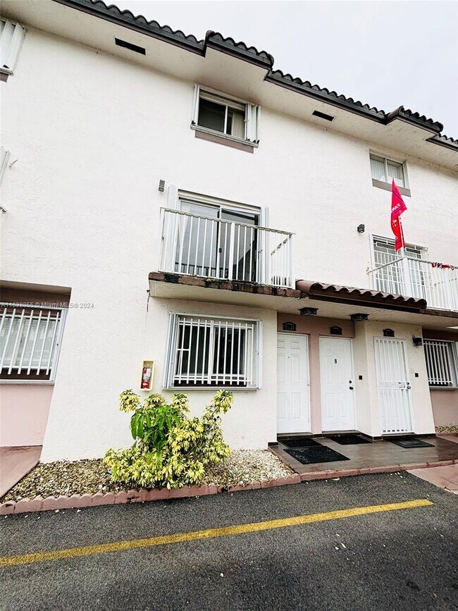 Building Photo - 800 SW 104th Ct