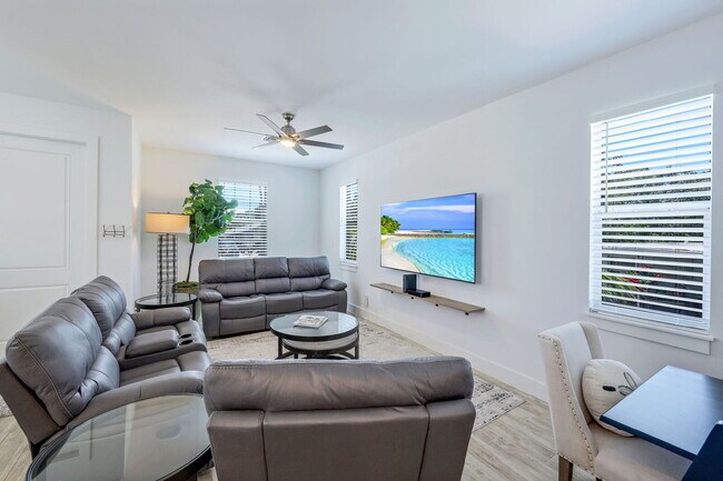 Foto del edificio - Relaxation & Recreation Await in This Napl...