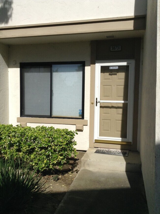 Building Photo - Stunning Townhouse on Mission Boulevard of Fremont