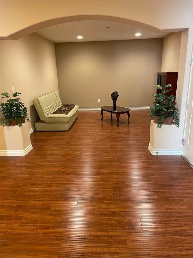 Family room - 5305 Bellingham Ave