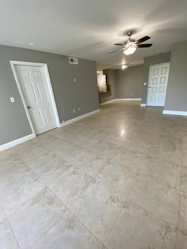 Foto del edificio - 2820 N Oakland Forest Dr