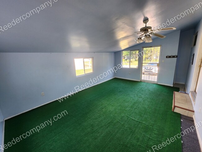 Foto del edificio - Spacious 3 bedroom 2 bathroom house Walkin...