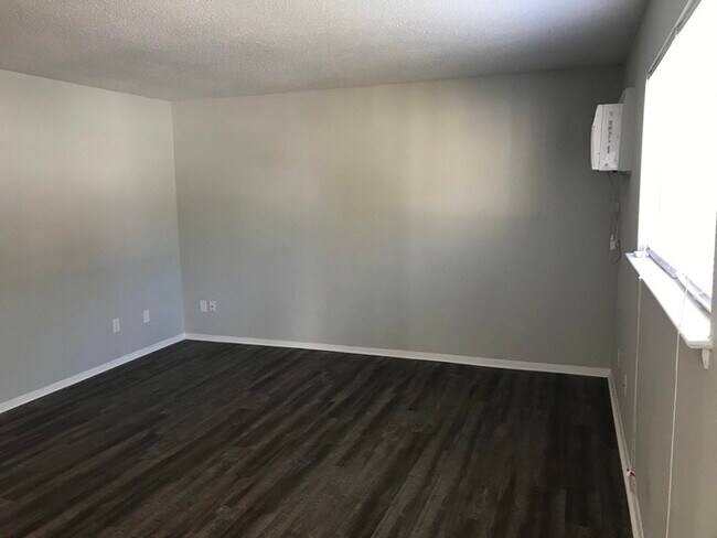 Building Photo - Red Bank Remodeled 1Bed/1Bath Apt