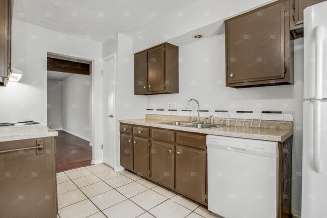 Foto del edificio - **Spacious 3-Bedroom Townhome with Partially Finished Basement and Off-Street Parking**