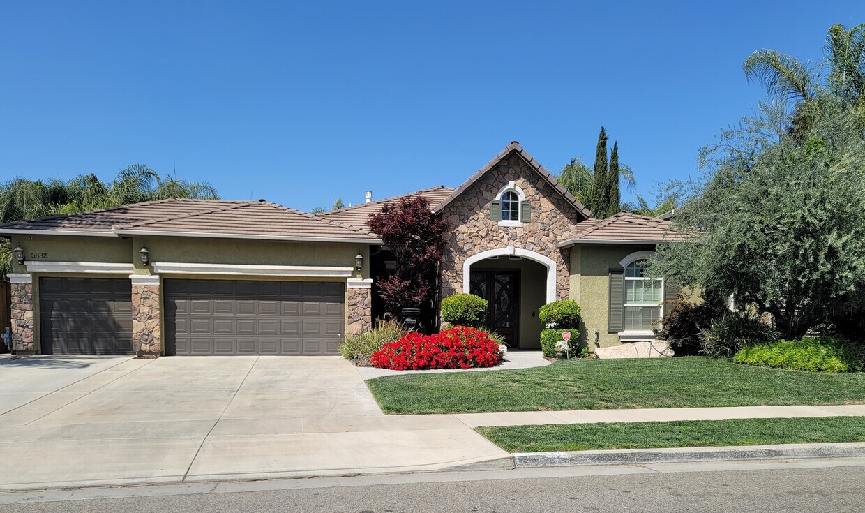 Foto principal - 5832 W Buena Vista Ave