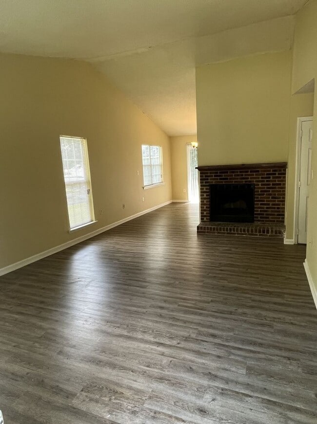 Building Photo - Cute 3 Bed, 2 Bath Ranch Home off East W.T...