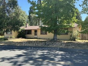 Building Photo - 615 SW Westholm Ave