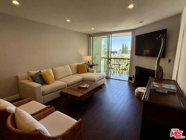 Foto del edificio - 8530 Holloway Dr