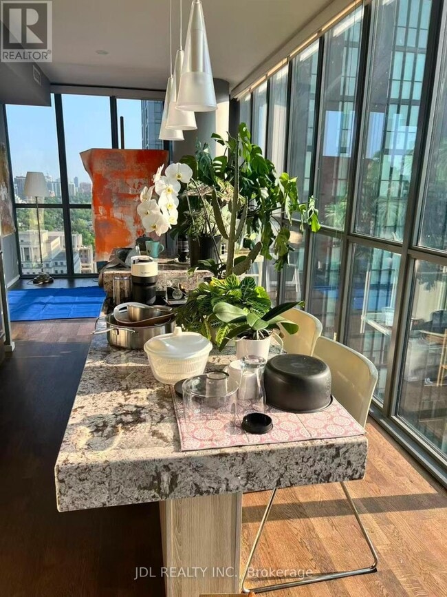 Building Photo - 101 Charles St E