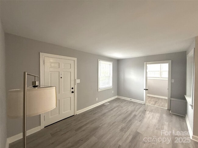 Building Photo - 1142 Mona Dr