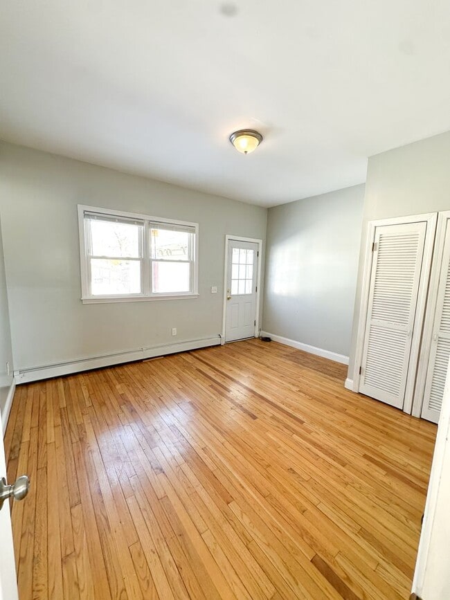 Foto del edificio - Delightful Townhome Style Apartment in Historic Fruit Hill. 2 Floors of Living!