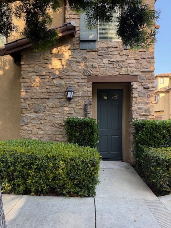 Building Photo - 100 Jadestone