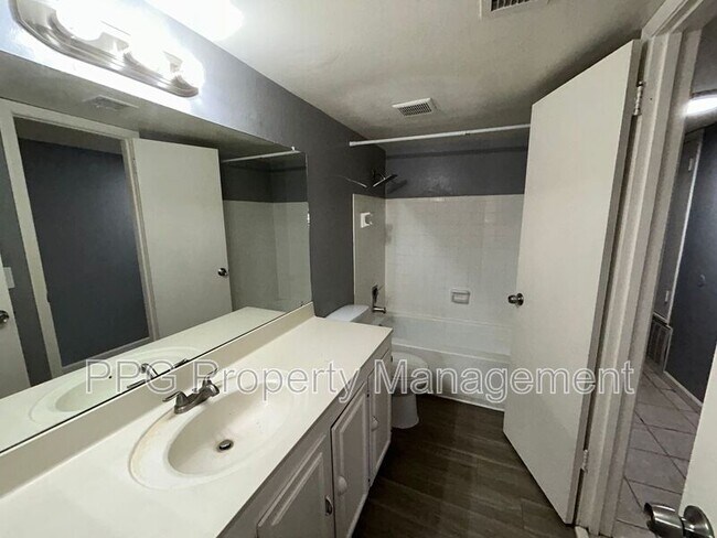 Foto del edificio - 2413 W Hazelwood St