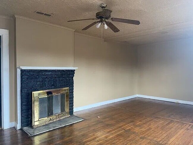 Building Photo - "Charming 2-Bedroom Retreat in Greenville - Perfect for Cozy Living!"